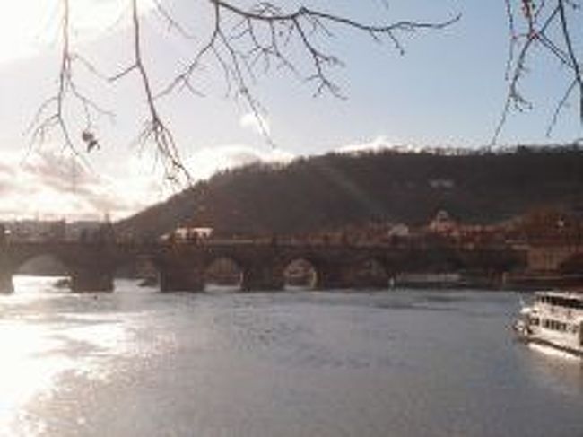 モルダウ川<br /><br />夕日が差し込み、水面がキラキラと輝いてて素敵な雰囲気。