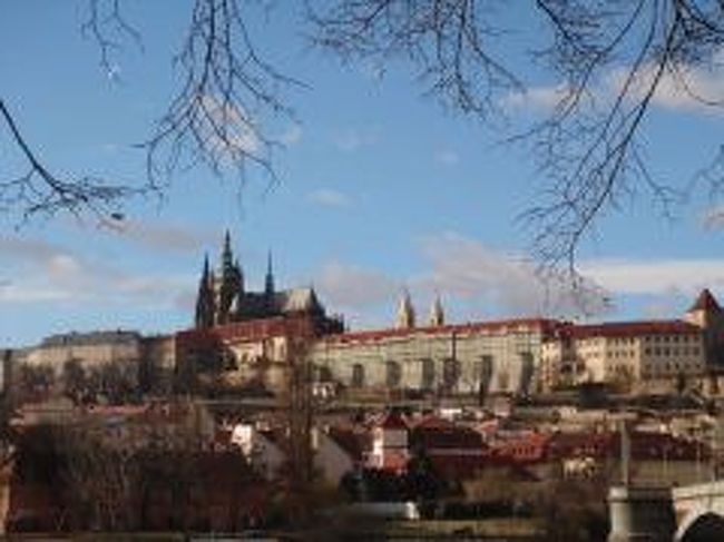 モルダウ川の向こうにあるプラハ城。<br /><br />川沿いにあるベンチに座り、しばらくこの景色を堪能しながら、やっとプラハに来れた事を嬉しく感じた瞬間でした。