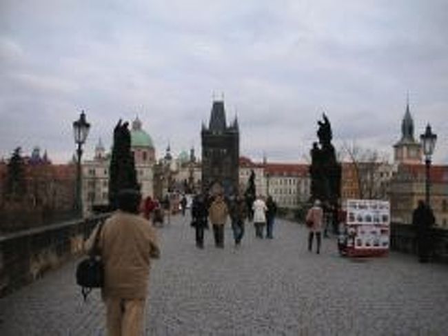 カレル橋<br /><br />ここは露店が並び、楽器を演奏する人などもいたり・・<br />とても賑わっている橋でした。<br />この橋を渡ると城下町です♪