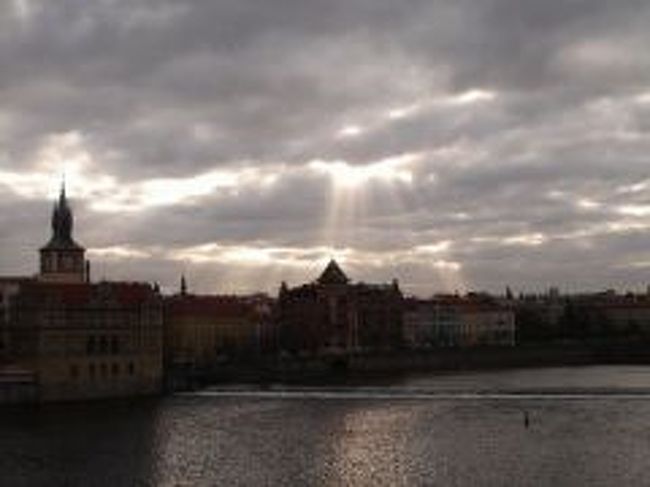 朝日が差し込むモルダウ川