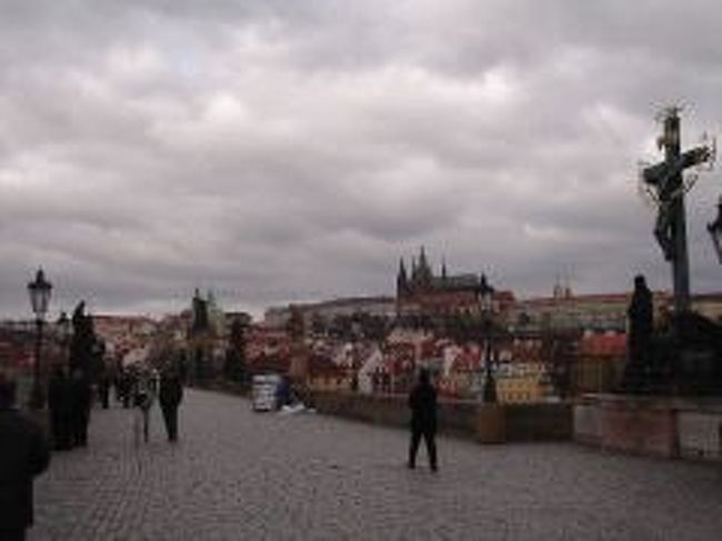 これは早朝のカレル橋<br /><br />朝も夕方も曇りが多い・・