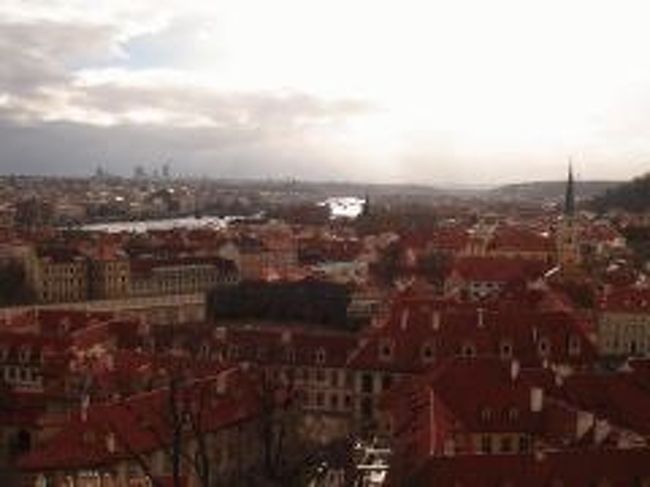 プラハ城からみる街。<br /><br />プラハと言えば、この景色！<br />赤い屋根がかわいい。<br />これがみたかった〜