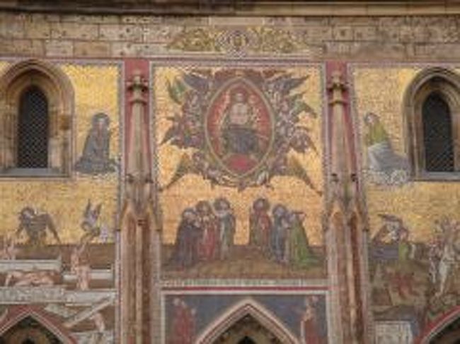 建物の大きさにも驚くけど、金色のモザイク画にも目を奪われます。<br />きっと修復されてるんでしょうけど、やっぱり良いなと思う。