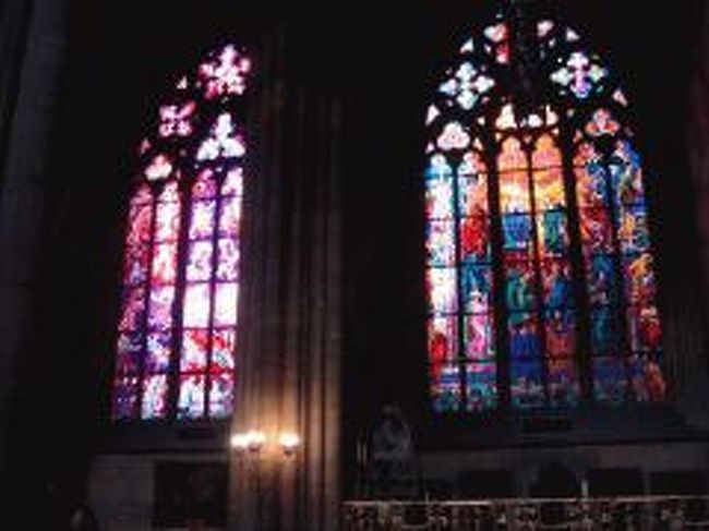 驚くのは外観だけではなかった！<br />聖堂内に入った瞬間に、わぁ〜〜♪っと・・・<br /><br />