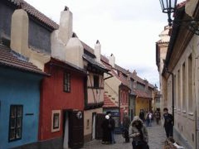 これが「おとぎの街」と言われている“黄金の小路”<br /><br />プラハ城の中にあって、昔は、兵士や召使たちの住居だったそうで、こんなかわいい所に住んでたの〜って思ったけど、きっと当時とは少し違うんだろうな・・<br />なんて、1人でブツブツ。<br /><br />今は博物館と土産物屋が立ち並ぶ。<br />ちなみに、この小路をみるのに入場券が必要です・・<br />ビックリ。。