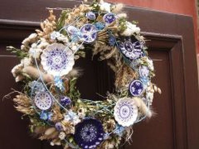 陶器のお土産屋さんのドアにかかっていたリース。<br />