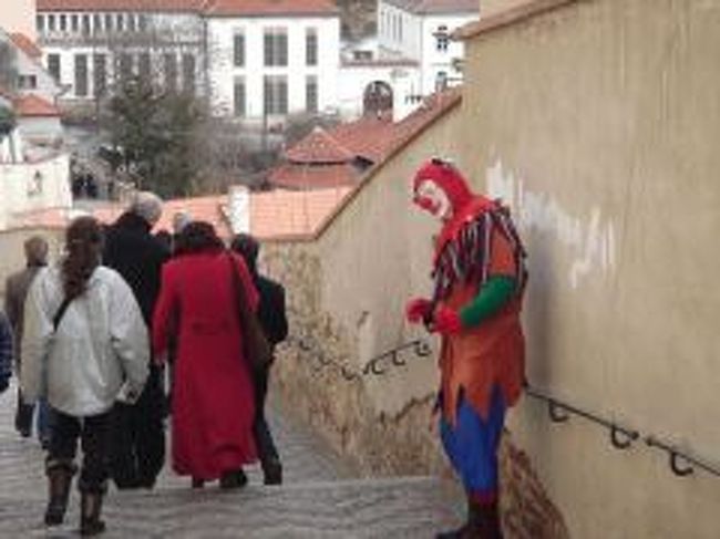 お城を下る階段“ザーメツケー・スホディ”に居たピエロ。<br />この通りもカレル橋同様に、露店や大道芸人、演奏家？などがいました。<br />このピエロ・・缶にお金入れてあげると動きます。<br />私は入れてないけど・・(笑)<br /><br /><br />プラハ城は見所がたくさんあって、時間が足らず・・<br />ちょっと心残り。