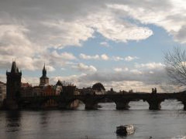 お城を下って、すぐに撮影したカレル橋。<br />まるで絵のように美しい景色でした。