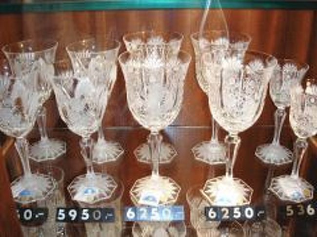 チェコで人間国宝になっている職人さんが作ったグラスです。<br />カット数が多く、深く、細かい物ほど高いそうです。<br />欲しい〜。。