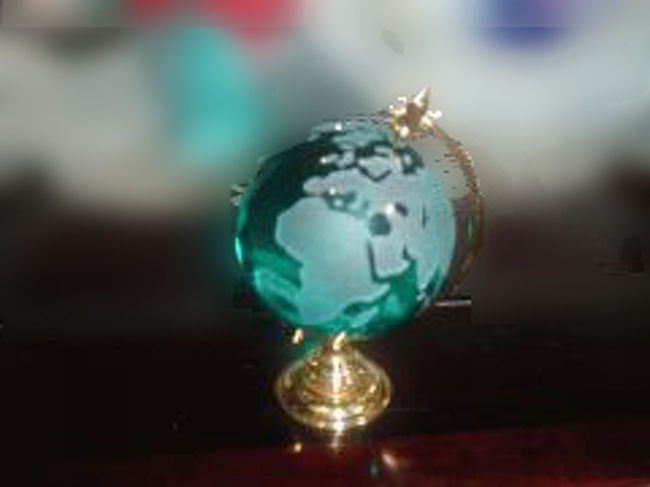 ペアグラスがとっても欲しい！欲しい！！だけど、割れ物・・荷物・・<br />なので、ボヘミアンガラスの地球儀を購入しました。<br />この横に飛行機の模型を飾ったらステキ。