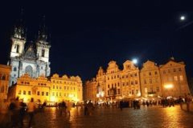 日が暮れた旧市街広場。