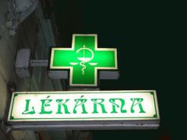 買い物したらクラクラ・・フラフラ・・<br /><br />どうも熱があるらしく・・薬局へ行きました。<br />ブダペストと同じヘビのマークの看板。 <br />こちらでは、ヘビは健康の象徴なんだそうです。<br />ここで、総合風邪薬をＧＥＴしました。<br /><br />その後、バルセロナの宿と飛行機を確認するために日本語が使用できるネットカフェに行きました。<br />旧市街広場から徒歩5分くらいの場所にあります。