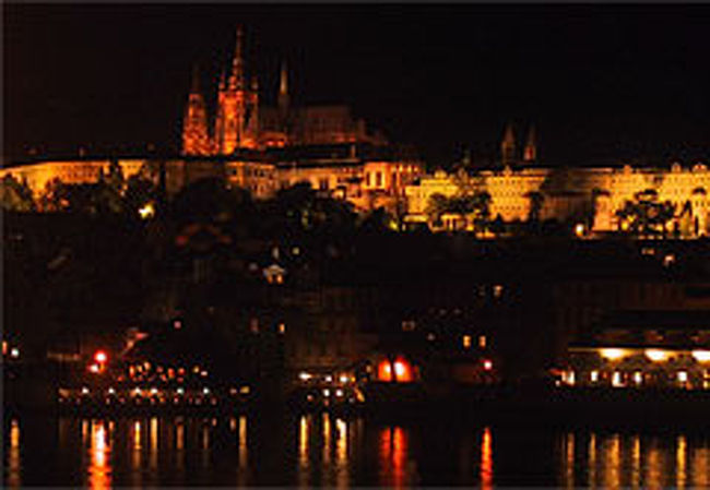 ホテルに戻る途中、夜のプラハ城をみました。<br />これもまた素敵なワンショットに・・。