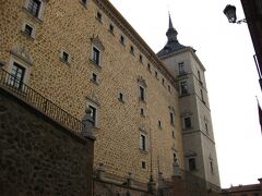 Alcazar de Toledo（アルカサル）です。工事中（？）のためか、内部は公開されておらず、周囲を歩いただけでした。。。残念です。。
