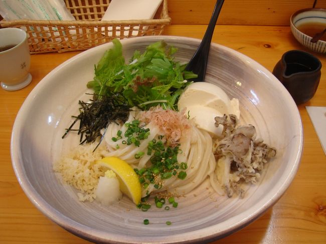「自家製豆腐と舞茸天のぶっかけうどん￥９５０」<br />マイ箸持参で￥３０安くなります。<br /><br />つるつるの讃岐うどんに甘めのつゆ。<br />久々に美味しいうどんを食べました。<br />豆腐も本当に美味しい。