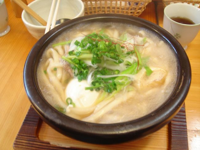 相方オーダーの「石焼き煮込みうどん￥９５０」<br />写真でグツグツ感が伝わるでしょうか？？<br /><br />元・帝国ホテルのフレンチのシェフがオーナーだそうです。<br />１５：００〜デザート盛り合わせもオーダーできるので、今度はデザートを食べに来たいです。