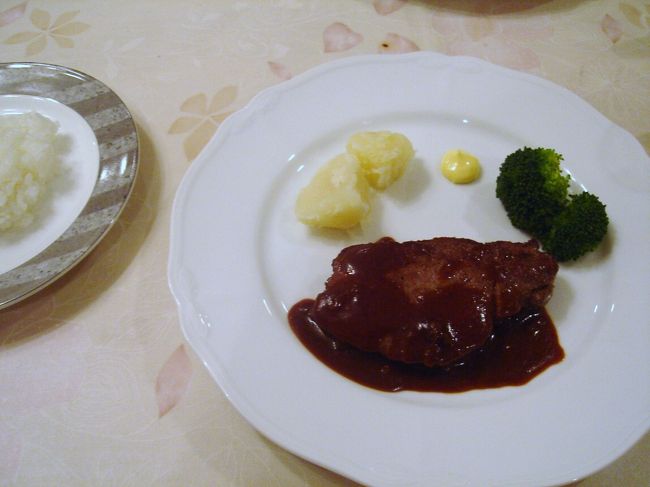 またまた食べ物の写真でスミマセン(^_^;)<br /><br />３時過ぎにうどんを食べたのに、この日はペンションに宿泊のため６時半からフレンチのフルコースです。<br /><br />前菜から始まりメインの那須山牛のヒレステーキ。<br />ご飯を少し残しましたが、ほぼ完食。<br />恐るべき私の胃袋･･･。