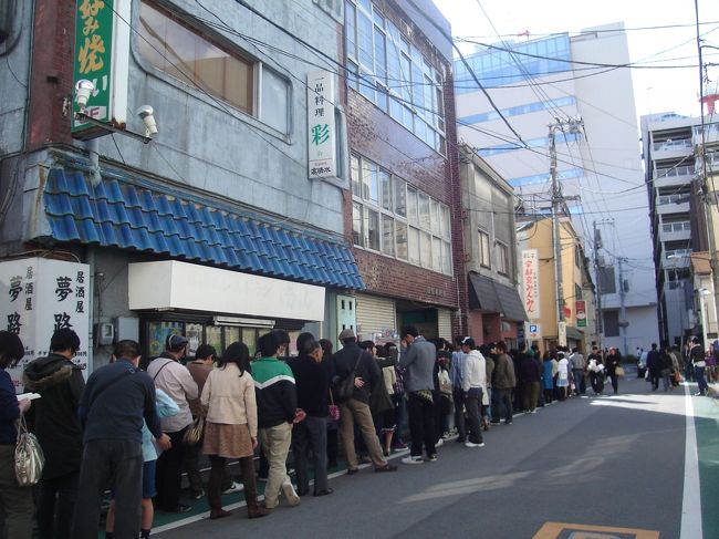 そして、宇都宮へ。<br />有名店「みんみん」本店到着。<br /><br />がっ！並んでる！！（￣□￣；）<br />しかも結構･･･。