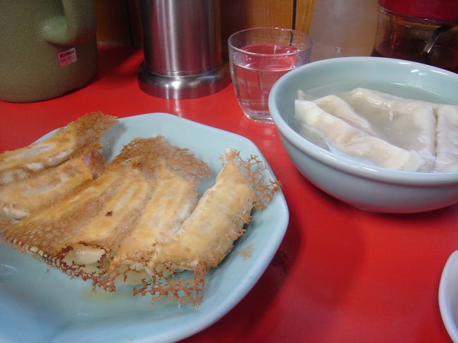 またもや１時間半待ちで、やっと餃子にありつけましたv(≧∇≦)v<br />「こんなに待ってライスなんて邪道！！」とばかりに<br />焼き餃子と水餃子をオーダー。<br /><br />長い時間待っただけあって、うま〜い！！<br />そして、１皿追加注文し、さらに４人前お持ち帰りしたのでした。<br /><br /> 