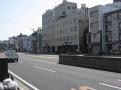 まずは龍馬生誕の地をたずねてみます。

高知駅からは路面電車を使って、はりまや橋で乗り換え、街並みを見ながらのんびり１５分程でつくことができます。
【高知駅前→はりまや橋乗換え→上町１丁目】

路線図はこちら
http://www.tosaden.co.jp/train/rosen.html
