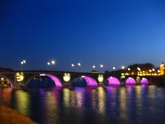 ヌフ橋。ライトアップの色はときどき変わります。。ブレてます。。
