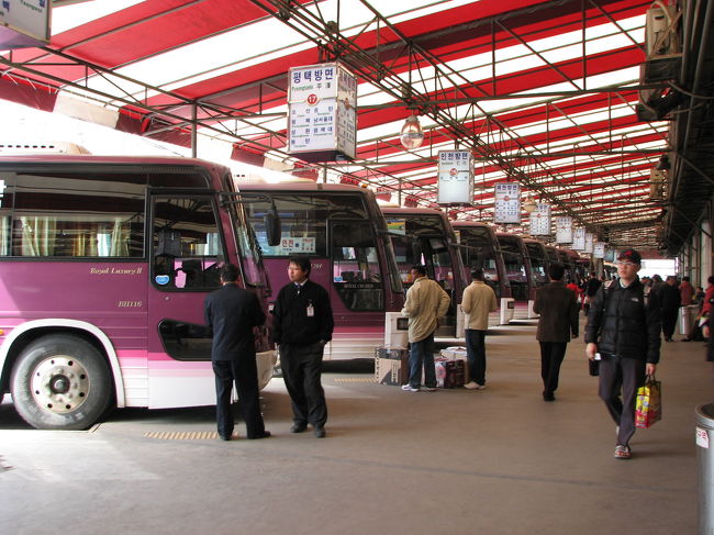 3月21日<br /><br />東ソウル高速バスターミナル<br /><br />ここから各地へのバスが出発していく。<br />目指すべき安東へのバスも20分に1本と本数はたくさん出ています。