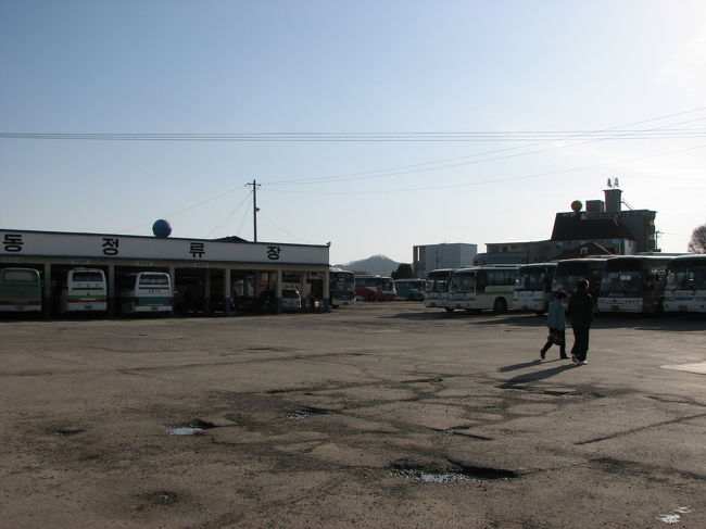 3時間して到着した安東のバスターミナル。<br />いかにも地方らしい。