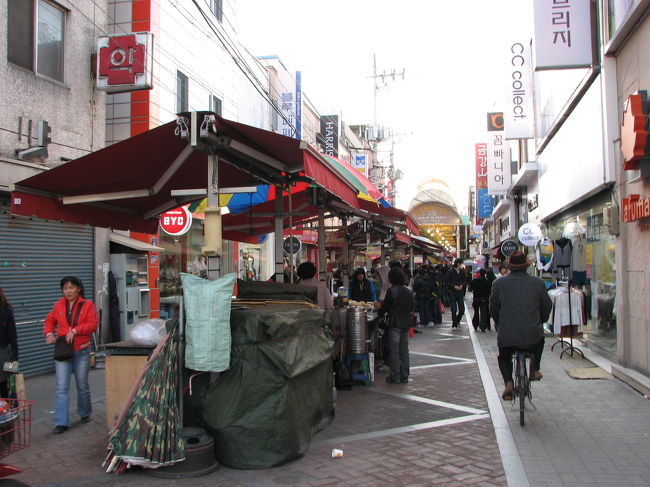 時間も16：00を過ぎており、今日はおとなしく安東の町をぶらぶら。夕飯の場所を探すのも兼ねて。<br /><br />安東では「チムタク」という鶏の甘辛煮付けが発祥の地だそうで、食べてみたく探してみる。<br />地図を見ると、チムタクの店が並ぶ通りがあるそうな。