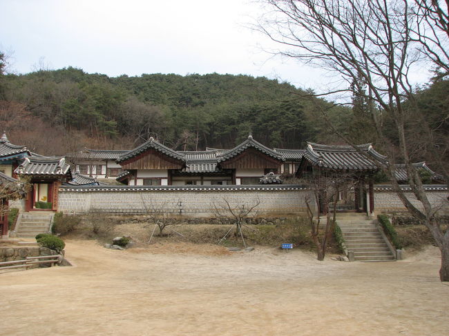 1000ウォン札の肖像になっているイ・ホァンの徳をたたえるために、彼の弟子達が建てたと言われている。