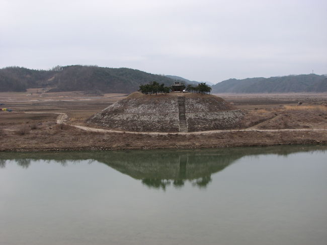 川の向こうに、円形の丘を発見。<br /><br />「試士壇」といって、地方儒学者達の士気を高めるための特別科挙「陶山別試」が行われた場所だという。