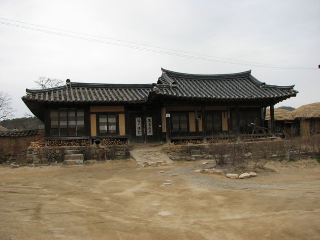 途中で見つけた民泊。<br /><br />泊まろうとも思ったのですが、あまりに寒すぎて、部屋は結局やめてしまいました。