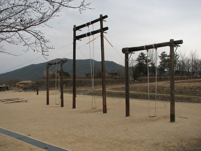 公園にはブランコがあった。<br />揺れていたので、ついさっきまで誰かが遊んでいた模様。（といっても子供が住んでいる気配はあまり感じられないので、観光客が遊んで行ったのかな）