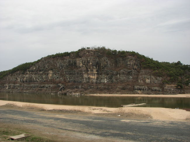 芙蓉台<br /><br />河の向かい側に、奇岩がたっている。<br />渡し船で対岸に渡り、岩に登れば、河回村が一望できるそうだが、船は運航されていなかった。