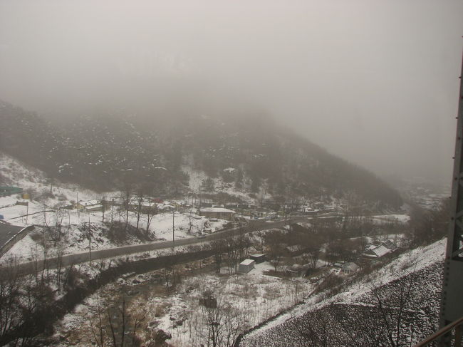 しばらく眠って起きてみたら、車窓からは一面の雪景色。<br />この線は、かなり山深いところを進みます。