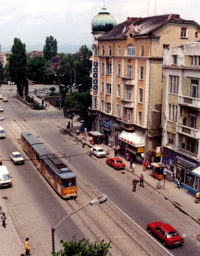 やっとの事でパスポートに入国スタンプを押してもらい、俺のヨーロッパ最初の街「SOFIA（ソフィア）」に到着した時は夜が明けていた。<br /><br />睡眠不足で宿探しをすることには慣れているが、初めての国、しかも、初めてのヨーロッパ文化となればなかなか勝手が違う。<br />とりあえず、「HOTEL」の看板を探しながら、割とこぎれいな街中をさまよう事にした。<br /><br />５分も歩いて気づいた事があった。<br />「英語の看板がない！」<br />「英語を話す人がいない！」<br /><br />さすが、ブルガリアの首都だけあって市電まで走っている都会なのだが、共産主義の影を引きずっているんだろうか？<br /><br />人も街も暗い！<br /><br />通りすがりの人に、道を尋ねようとしても、関わり合いになろうとせず無視して足早に通り過ぎていく。<br />ここは、中国か？<br /><br />わけもわからないブルガリア語の世界で、俺の頼りは、トルコで仕入れた情報だけだった。<br />通りの名前も読めない中、市電の標示とブロックごとの街の造りだけで地図を読む。<br /><br />１時間後、運良く街角にホテルらしき所を見つけた。<br />「XOTEA」と書いてある。<br /><br />・・どうやら、これがブルガリア語で、「HOTEL」という意味らしい。<br />（読めるかそんなもん！）<br /><br />