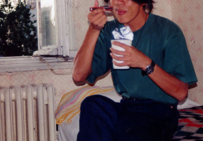 旅日記<br />『ブルガリア・ヨーグルト』<br /><br />一泊７００円の３人部屋で、俺は、白い容器を握り締めている。<br />ブルガリアのヨーグルトだ。<br />そう、あの日本で有名な、ブルガリアン・ヨーグルトだった。<br />俺も含めて、日本人でブルガリアに関して知っている事といえば、このヨーグルトだけではないだろうか？<br /><br />先程、ソフィア駅の食堂で食べたソーセージ・スープで、既に身体はデザートを食べる用意ができている。<br /><br />俺はヨーグルトを手にした。<br />パッケージは、食料のほとんどが国営工場で作られるこの国の物だけあり、簡素なブルガリア文字が表示されているだけの紙パックだった。<br />はやる気持ちを抑えて、パックを開けてスプーンですくう。<br />舌の上で溶けて流れ出すヨーグルトは、・・<br /><br />「まずかった！」<br />これなら、インドや中国で食べた屋台のヨーグルトの方が１００倍美味い。<br />何故このヨーグルトが日本であれほど有名なのだろう？<br /><br />この国で販売されているヨーグルトは、わずか２種類だという。<br />乳脂肪の混入率で値段も味も変わってくるらしい。<br />俺はまずい方を買ったのだろうか？<br /><br />とりあえず、翌日は下痢だった。