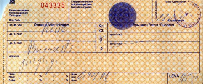 旅日記<br />『ネオ・ナチ』<br /><br />現在、ブルガリアの治安は最低だった。<br />「ネオ・ナチ」と名乗る16〜19歳のリトルギャングが、無差別に外国人をどつきまくっている、ある意味無法地帯だ。<br /><br />共産主義国だった時代に中国との関係が深く、現在では中国マフィアが乗り込んできているらしく、アジア人に対しては、特にひどい状態だった。<br />旅先で知り合った海外青年協力隊ブルガリア支部の隊員は、１８名中、９人が既に全身打撲や骨折で帰国しているといっていた。<br /><br />しかも、ネオ・ナチの次にひどいのが、警察らしい。<br />CMで観た、草木が風にたなびく高原で、ヨーグルトを食べる人々なんてここにはいない。<br /><br />噂では、旅行者を泊めたホテルに警官が乗り込んで、賄賂を要求される事もあるらしい。<br />ある旅行者は、宿探しが困難で、安心できないこの国では、寝台列車で夜を過ごす方が安上がりで安全だといっていた。<br /><br />ブルガリアでは、国を縦断しても、列車代は８００円しかからない。