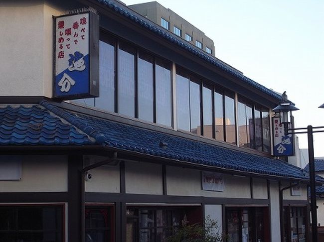 その横には、日本食のレストランやショップが入った日本風の建物の商店街があります。<br />