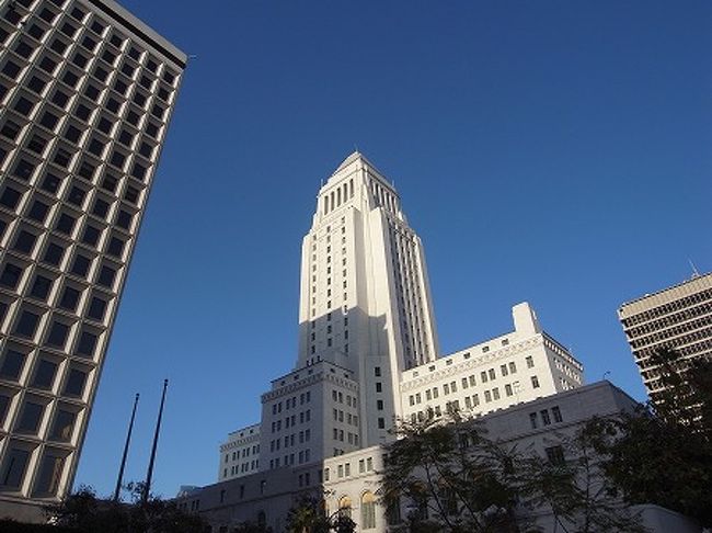 シビックセンター辺りをうろつきます。<br /><br />LAのシティーホールです。