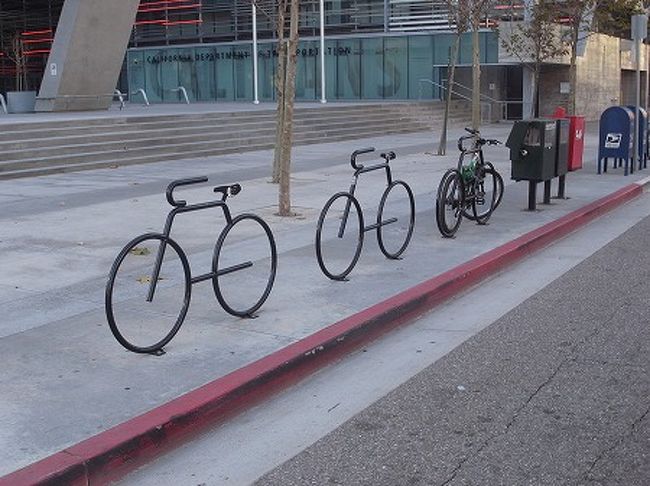 自転車の形をした自転車立というか撮られないように緊結するものです。<br /><br />遊び心満載です。