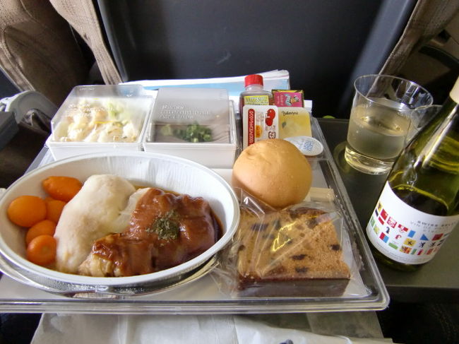 機内食。<br />スイスのHPにはエコノミークラスの<br />食事の情報がなくて<br />まさか、機内食ないんじゃ？？<br />なんて心配したけど、まさか・・・でした(^^::。<br />ちゃんと焼きうどんか、ビーフシチューで<br />選べました。<br />で、ビーフシチュー・・・。<br />脂身多し・・。