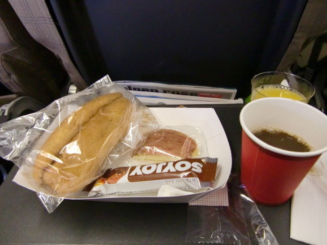 隣の席の方。<br />睡眠時間中、しょっちゅう窓の<br />シェードを開けるんです（＞＜）。<br />時差ぼけになるんですけど！！<br /><br />で、2回目の食事。<br />パンが裏返っていますけど、<br />照り焼きチキンサンド。<br /><br />途中アイスクリームとおにぎりも。<br />