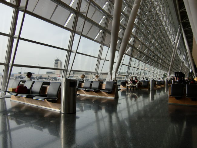 チューリッヒ到着。<br />15時50分の予定でしたが、早めに<br />着きました。<br /><br />チューリッヒ空港のロビー。<br />おしゃれです。