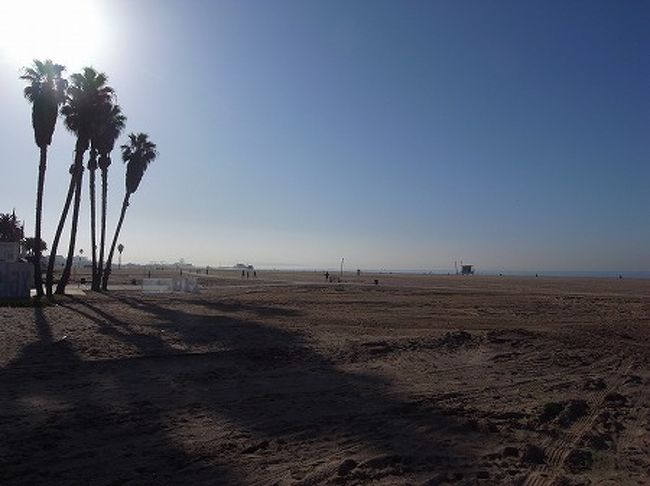 このまま空港に行くのは、もったいないので時間はないけど、サンタモニカに来ました。<br /><br />とりあえず写真を一枚！<br />こんなとこで、のんびりビールでも飲みたいところやけど、時間がないので、すぐ空港に向かいます・・・