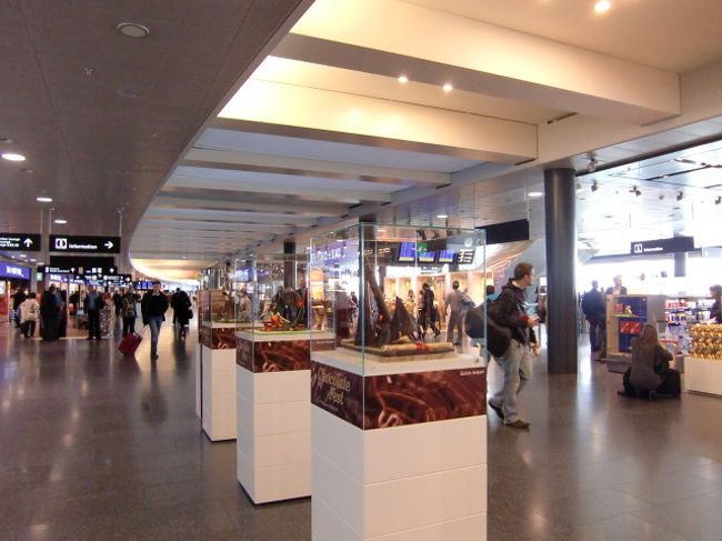 チョコレートフェア開催中。<br />スイスのメーカーがそれぞれ、<br />ちょっとですけど、デモンストレーションで、<br />試食サービスなどしていました。<br />わたしはいただけなかったですが(^^;;。<br /><br />チューリッヒ空港から、近場の<br />ヨーロッパへの乗り継ぎ口へ、<br />10-15分と表示されていますが、<br />だいたいそのくらい＋α混雑具合？目安で、<br />荷物検査場に向かうとよいです。<br />中に入ると何もありません。<br />