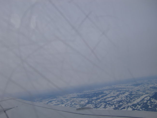 ブダペストへ向かう機内より。<br />窓こんなで大丈夫？<br />機内では、プレッツェルにバターを<br />はさんだパンがサービスされます。<br />現地午後7時前、ブダペスト着。<br />
