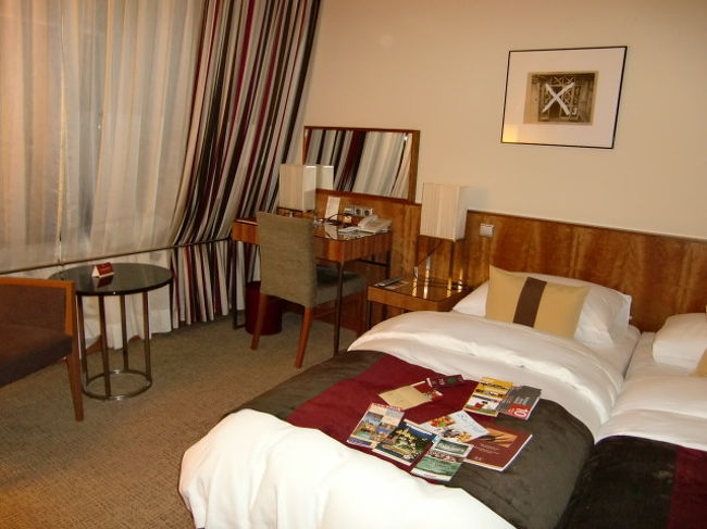 空港より、ミニバスでホテルK+KOPERA<br />へ。<br />先に待っている人何組かいたのですが、<br />運がよかったらしく、<br />ミニバスというより、大型タクシーで<br />わたしとあと一組だけ、<br />受け付けてすぐ出発。<br />8時にはホテルに着けました。<br />