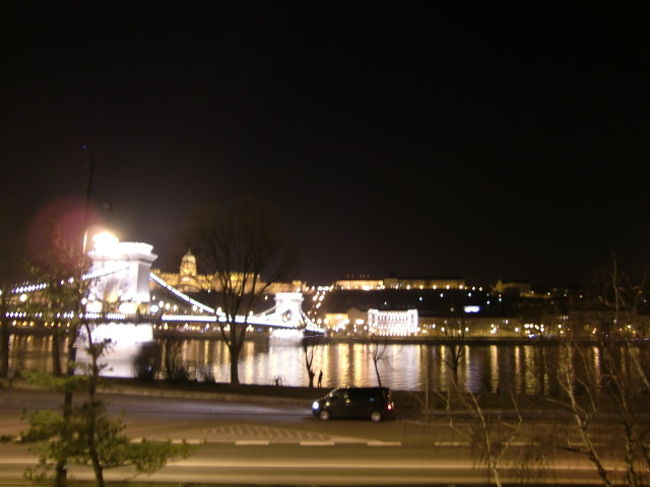 明日とあさっての夜は、観劇なので、<br />この日しか、このくさり橋のライトアップを<br />見ることができません。<br /><br />シーズンオフのためか、思ったよりは<br />人通りが少なかったですが、<br />ホテルより、15分ほど問題なく歩けました。<br /><br />