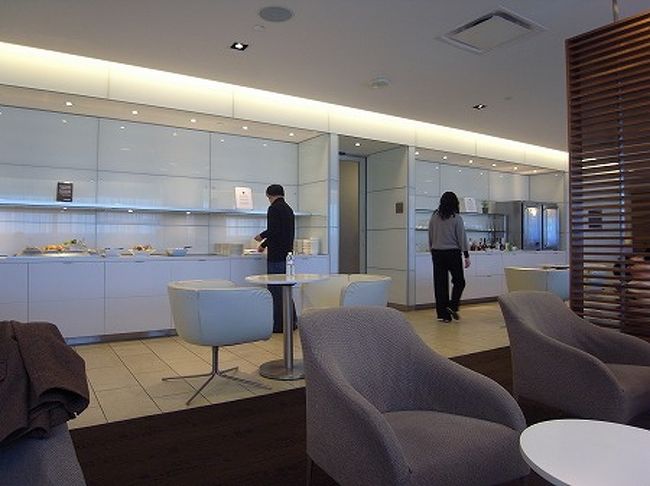 5Fのワンワールドラウンジフロアまでエレベーターであがり、エメラルド会員なのでファーストクラスラウンジへ案内されました。<br />部屋はそんなに広くないけど、人も少ないのでゆっくりできます。<br />