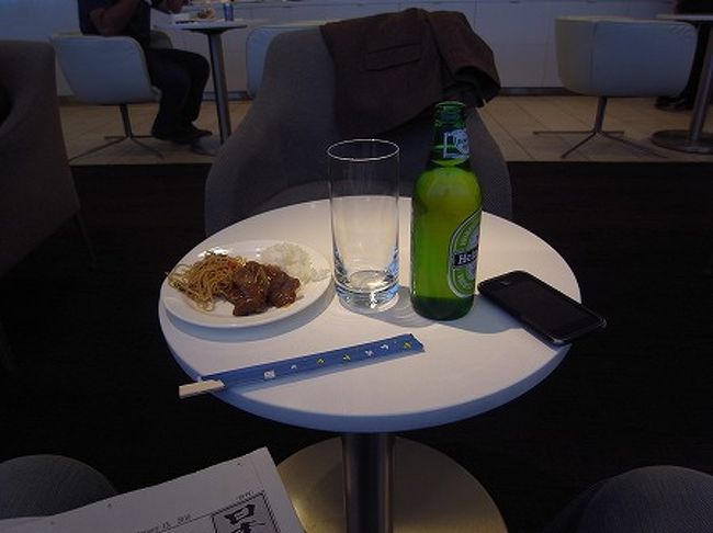 軽い食事、中華系の食事もあります。<br /><br />ビールと中華を頂き、日経を読みながらくつろぎます。